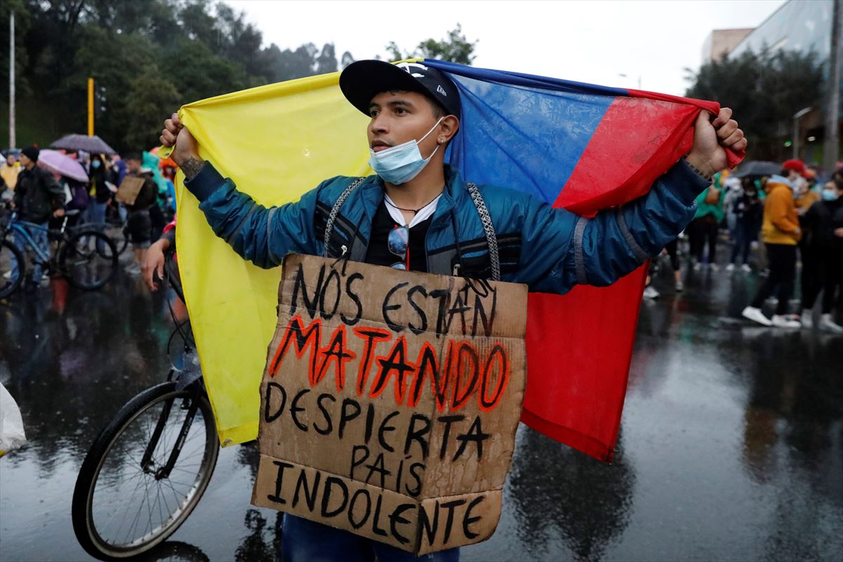 Manifestari bat Kolonbiako protesta batean