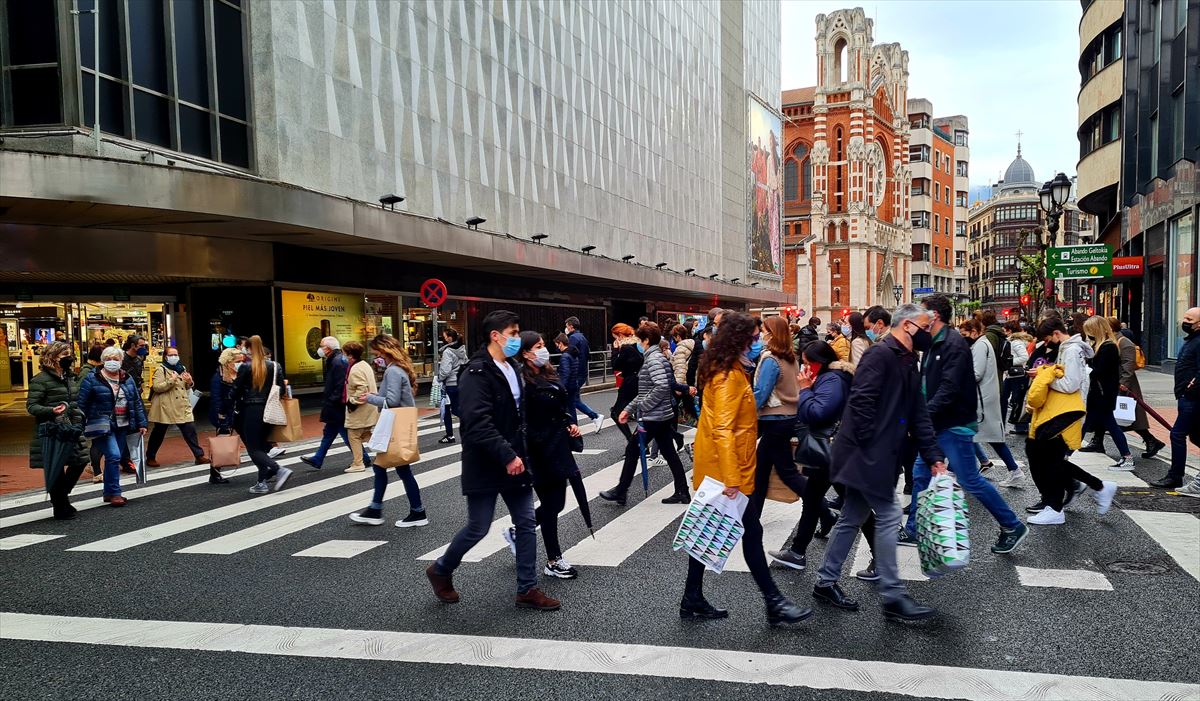 Varias personas caminan por el centro de Bilbao.