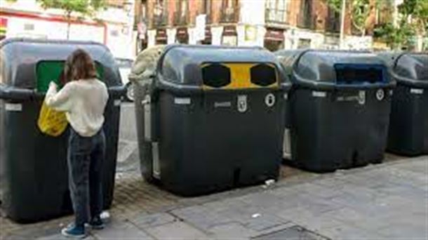 Ciudadano depositando basura en los contenedores de reciclaje