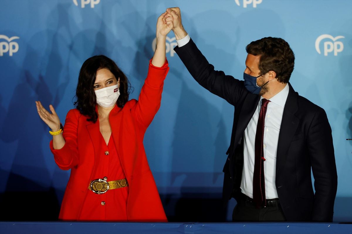 Isabel Díaz Ayuso y Pablo Casado celebran la victoria del PP.