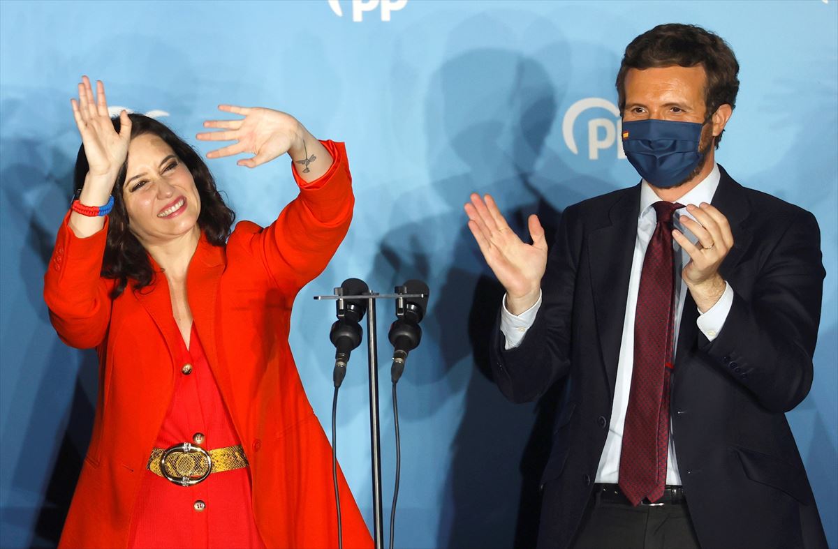 Isabel Díaz Ayuso y Pablo Casado celebran la victoria del PP.