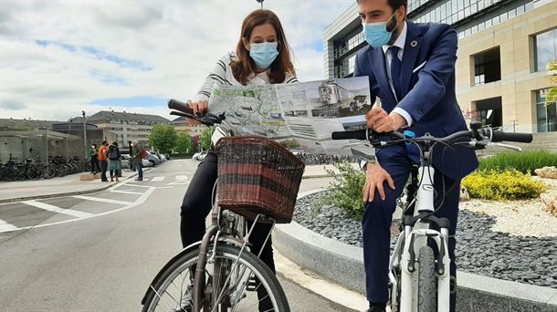 Maider Etxebarria y Javier Hurtado en la presentación del I Foro de Cicloturismo de Euskadi
