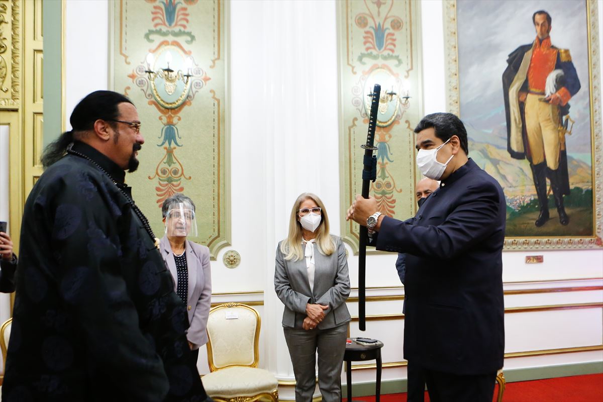 Steven Seagal y Nicolás Maduro. Foto: EFE