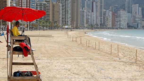 La playa de Levante, en Benidorm, practicamente vacía