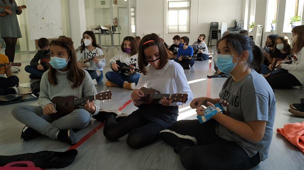 El ukelele invade las clases de música en San Fidel Ikastola