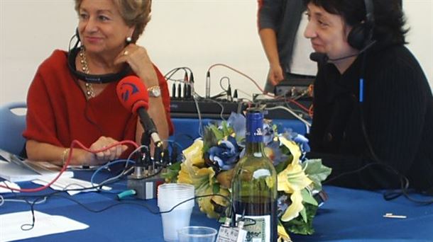 María Angeles Cobas- ezkerrean- Pilar Ruiz de Larrearekin batera mikrofono aurrean
