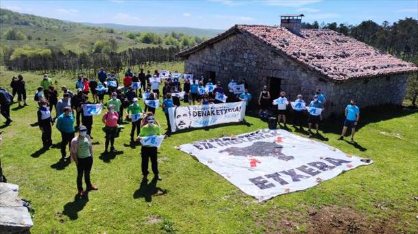 Milaka herritar mendi gailurretara igo dira presoen eskubideen alde. Argazkia: Sare