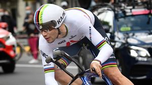 Filippo Ganna vuela en Turín y se enfunda la primera maglia rosa