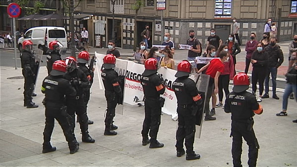 La Ertzaintza frente a una concentración de Ernai en Bilbao. 