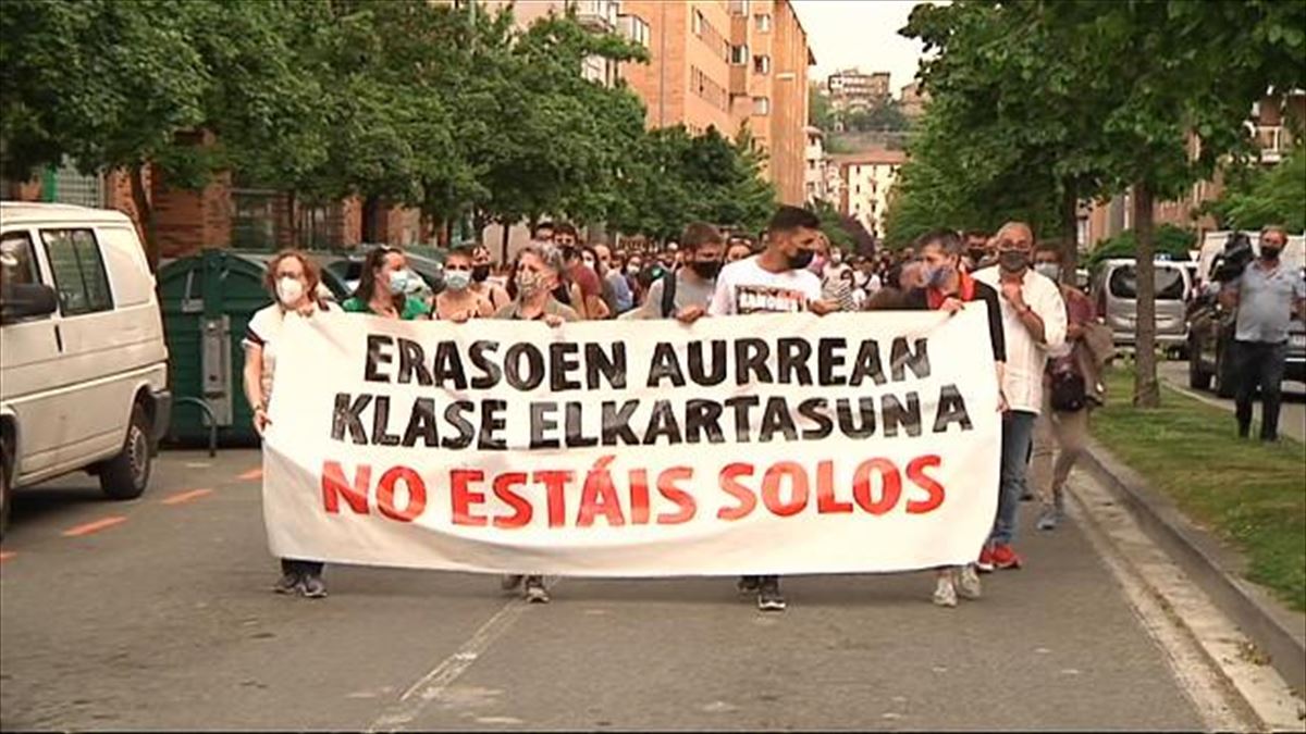 Manifestación en el barrio de la Rochapea (Pamplona). Imagen obtenida de un vídeo de EiTB Media.