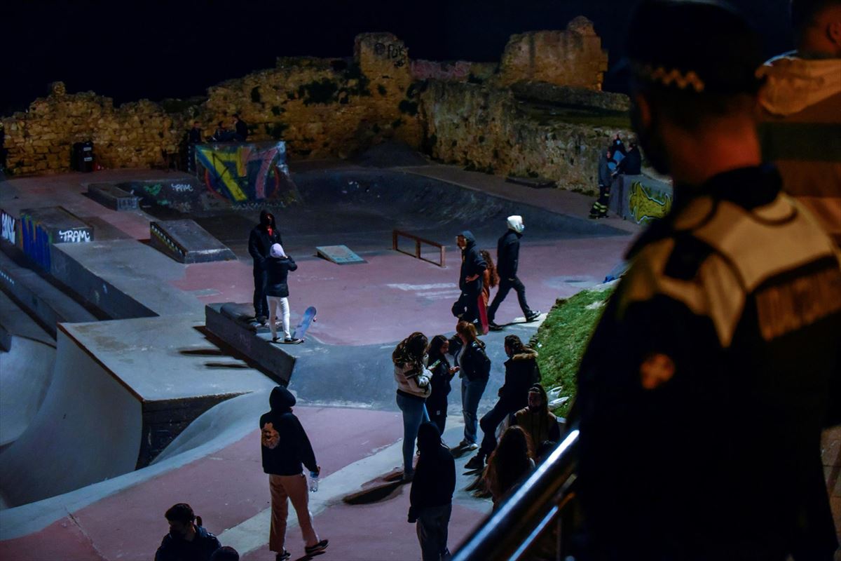 La Policía Municipal actúa en un botellón en Getxo. 