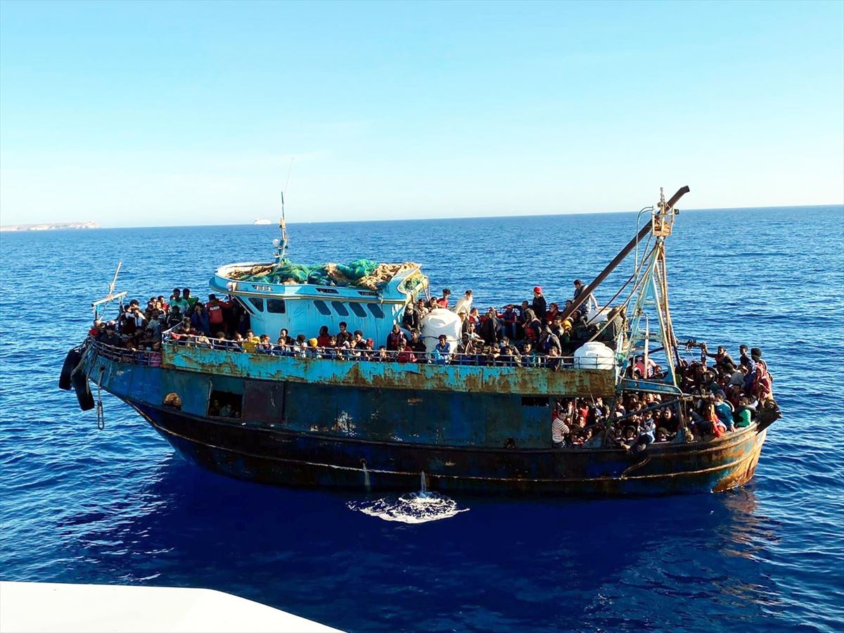 Migrantes, en el pesquero que ha llegado hoy a Lampedusa