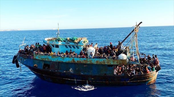 Una embarcación repleta de personas en el mar.