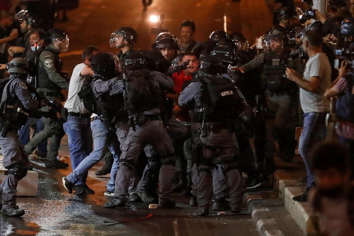 Israelgo Polizia manifestari palestinarrak atxilotzen