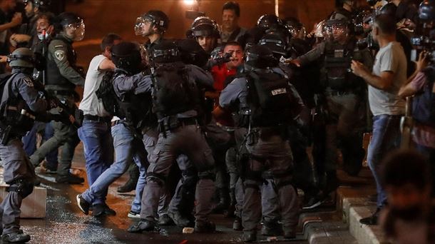 La policía israelí arresta a manifestantes palestinos en Jerusalén 