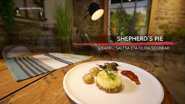 Shepherd's pie, deabru saltsa eta oliba sconeak