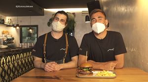 Balenziaga izeneko hanburgesa prestatu digute Zarauzko Aka'ula jatetxean