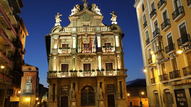 Fachada principal del ayuntamiento de Pamplona-Iruñea