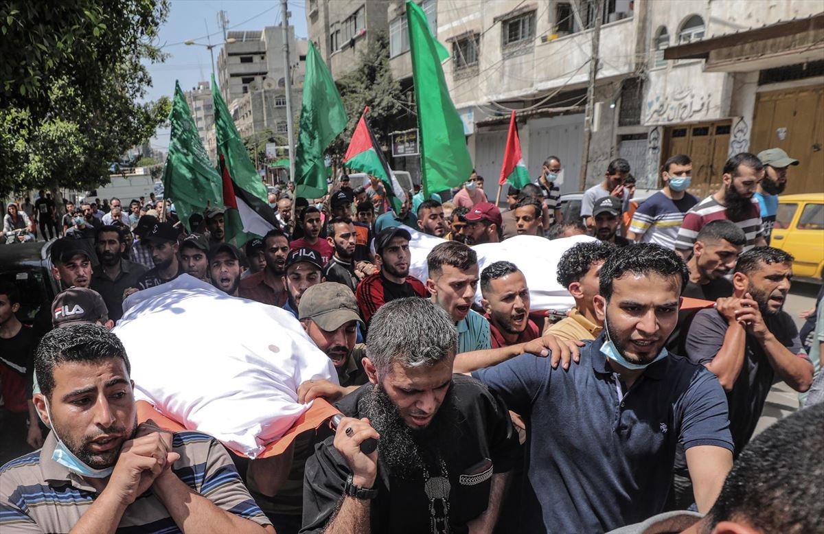 Palestinos transportan un cadáver. Foto: Efe
