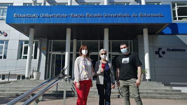 Beñat, Mila y Encarnación frente a la escuela de enfermería de Gasteiz.