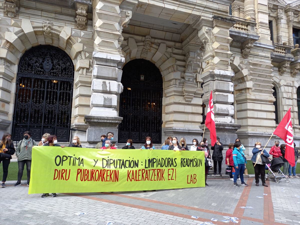 LAB pide ante la Diputación de Bizkaia la readmisión de 25 limpiadoras despedidas