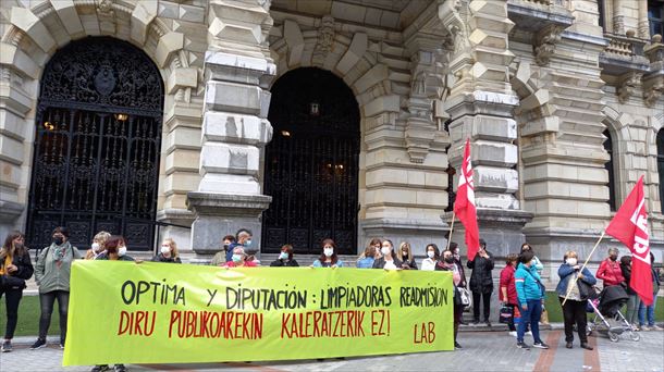 Kaleratutako 25 garbitzaile berriz hartzeko eskatu dio LABek Bizkaiko Foru Aldundiari