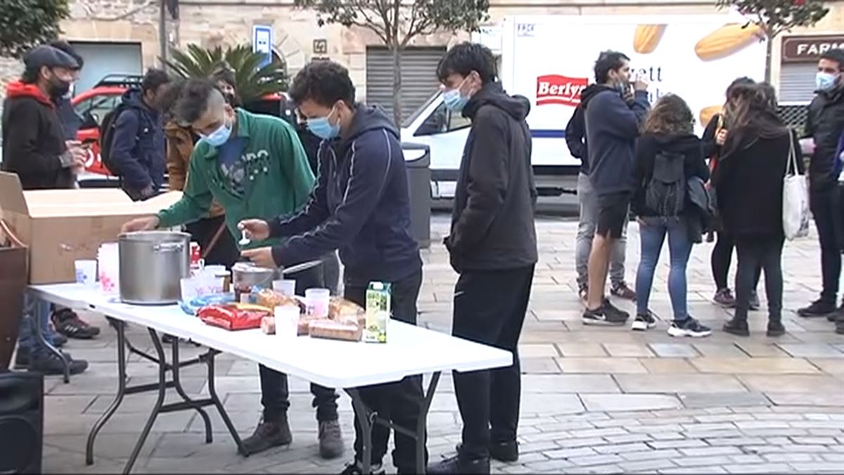 Desayuno antifascista en la plaza de Unamuno.