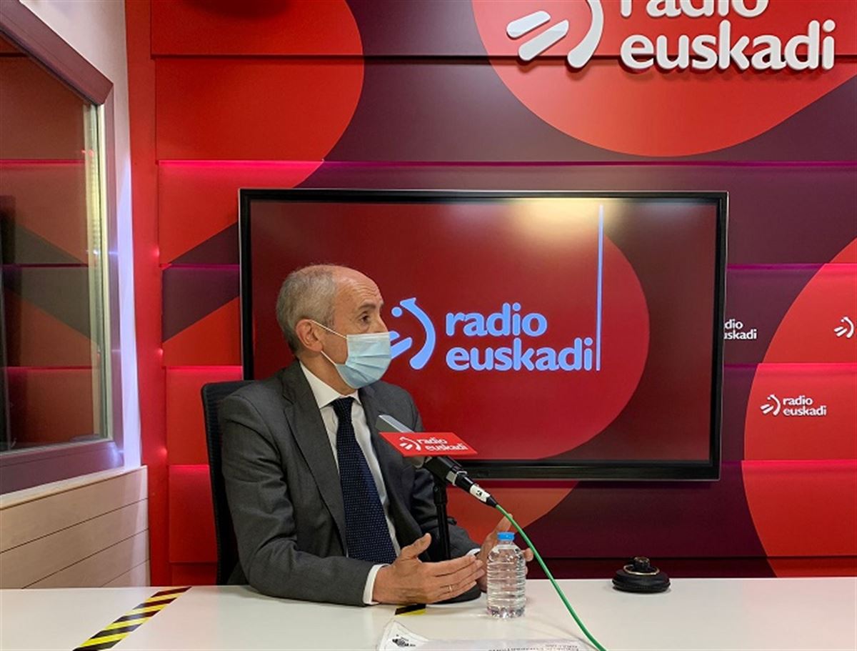 Josu Erkoreka, Radio Euskadiko estudioetan. 