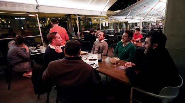 Varias personas en una terraza de Pamplona. 