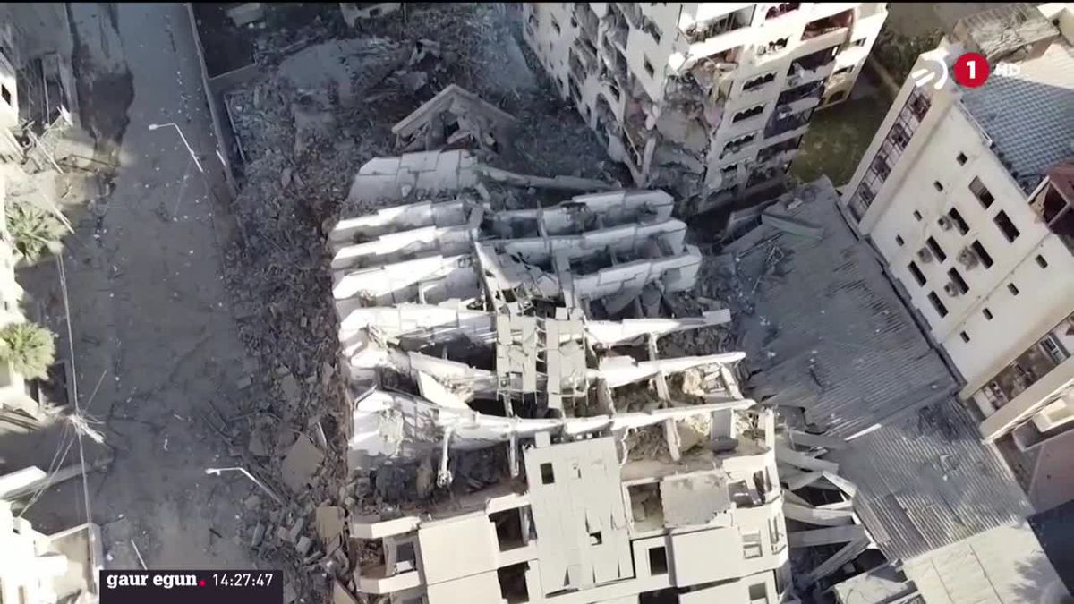 Bonba batek Gazan desegindako eraikina. Agentzietako bideo batetik ateratako irudia.