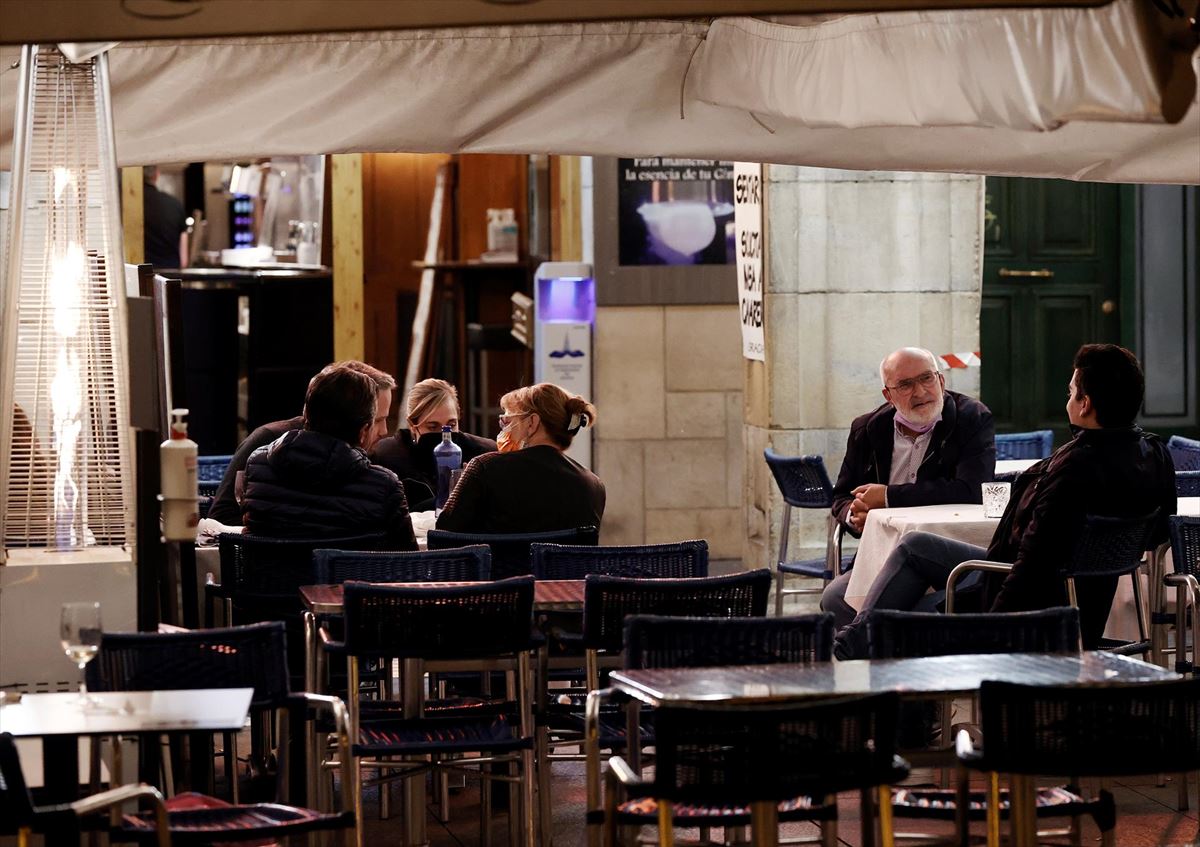 Un grupo de personas, en un bar de Pamplona. 