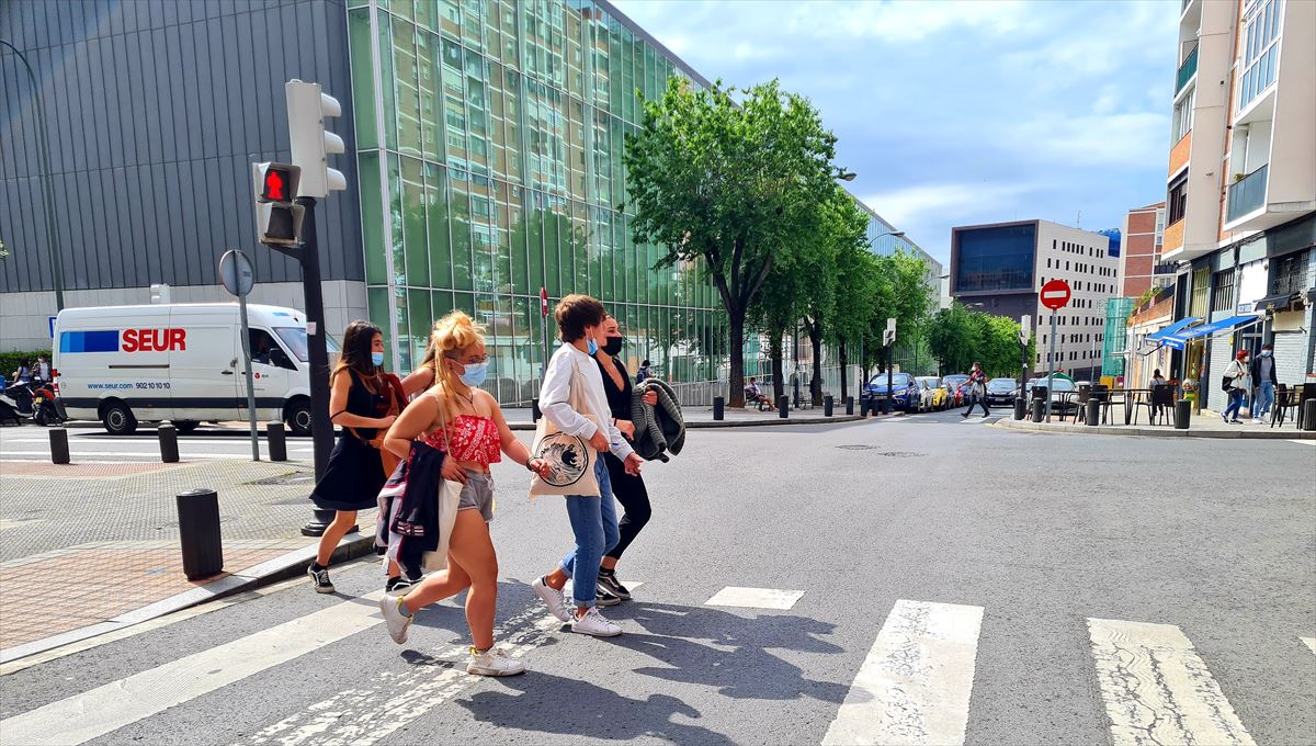 Varias personas cruzando un paso de cebra en Bilbao