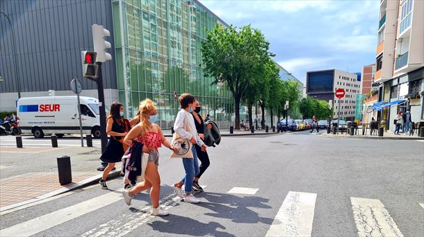 Varias personas en Bilbao. 