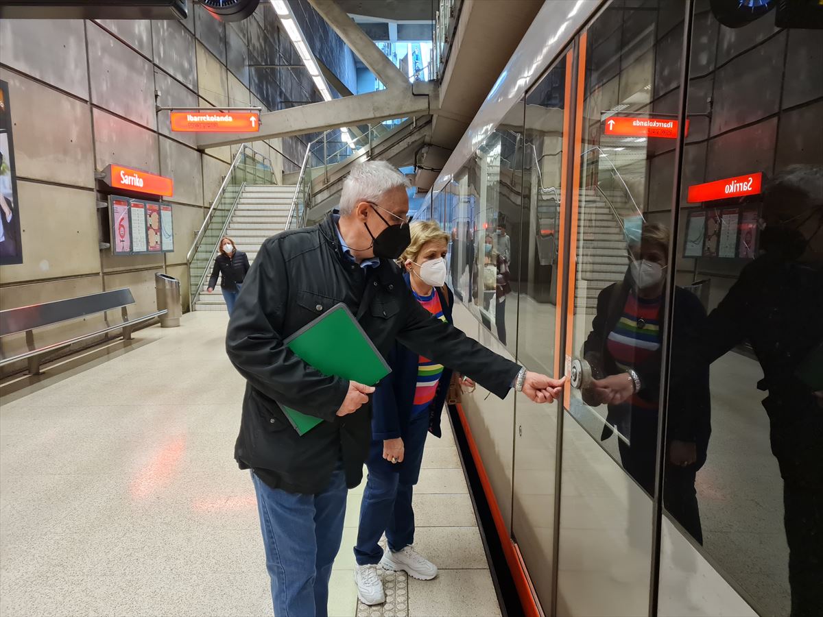 Dos usuarios entrando en el Metro Bilbao. Imágen: EITB Media.