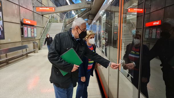 Usuarios entrando al metro. 