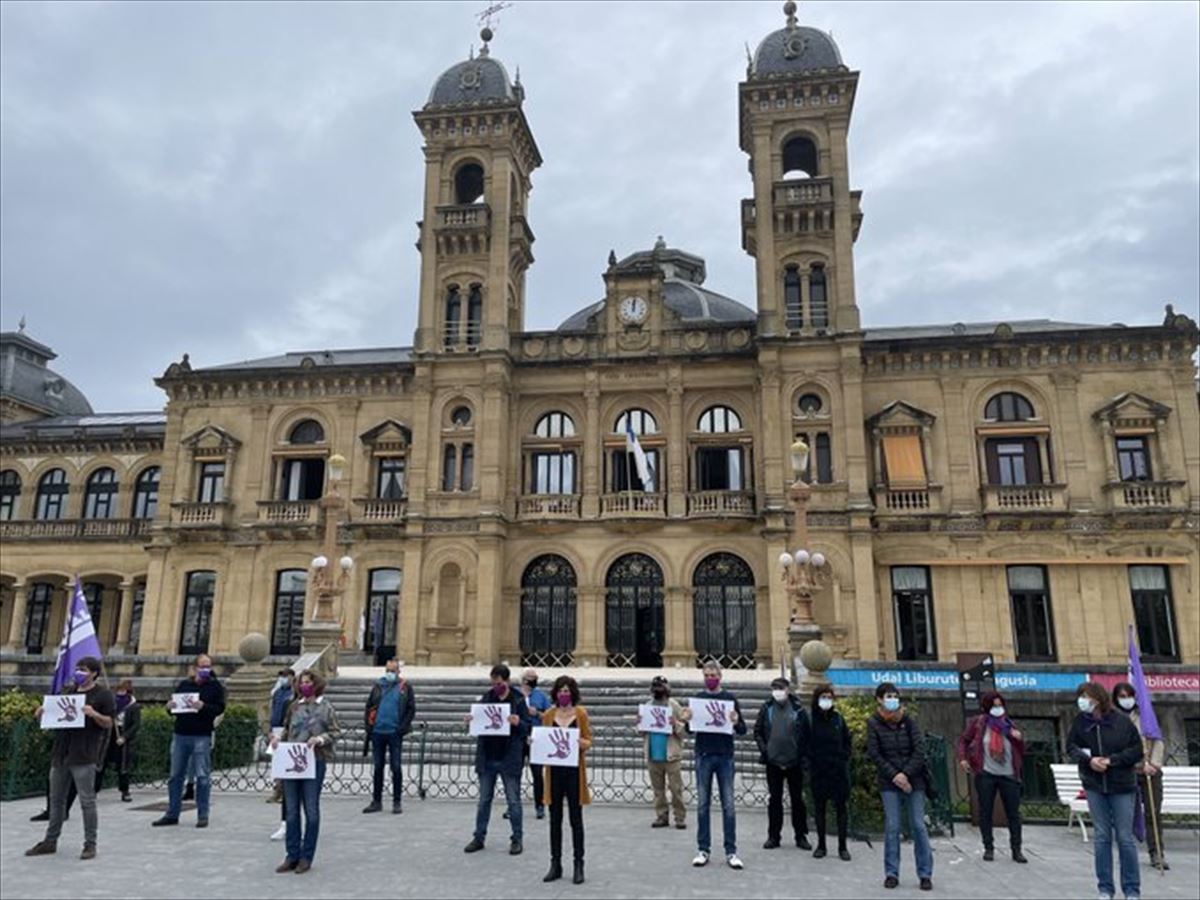 Concentración convocada por EH Bildu ante el Ayuntamiento de San Sebastián