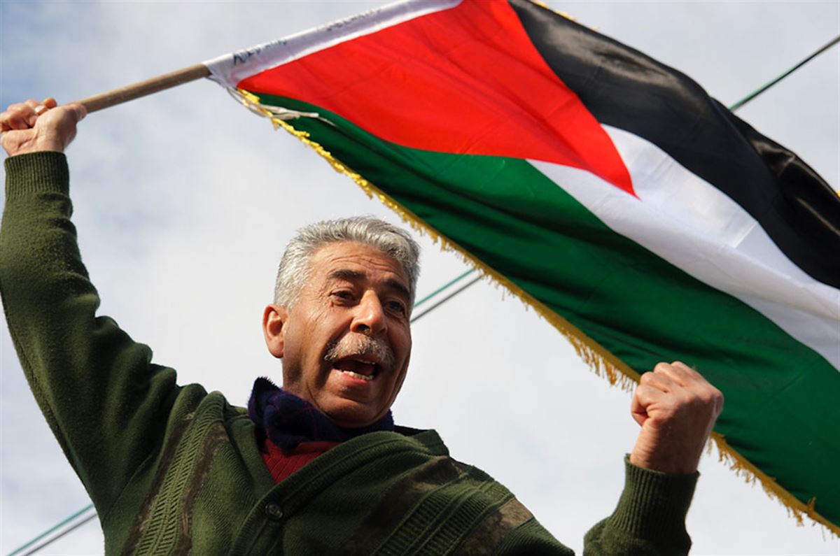 Gizonezko bat Palestinako banderarekin. | Libertinus. CC-by-sa lizentziapean hartua.
