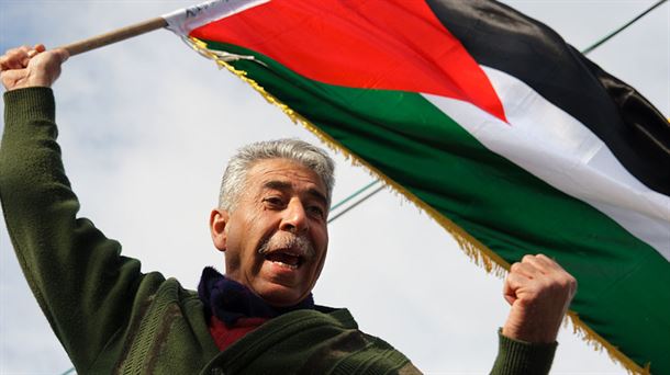 Gizonezko bat Palestinako banderarekin. | Libertinus. CC-by-sa lizentziapean hartua.