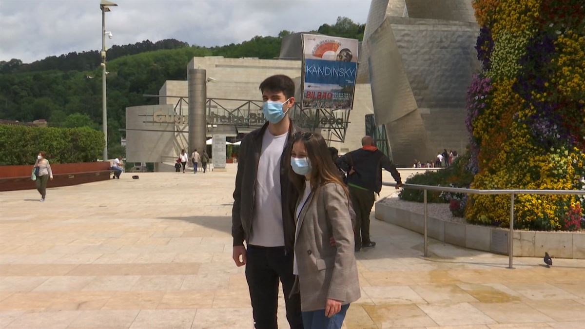 Turistas en el museo Guggenheim de Bilbao.