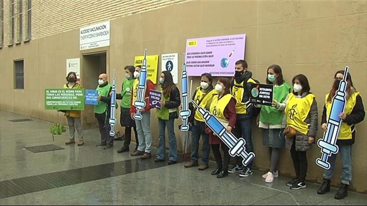 Amnistia Internazionaleko eta Intermon Oxfameko kideek elkarretaratzea egin dute Iruñean. 