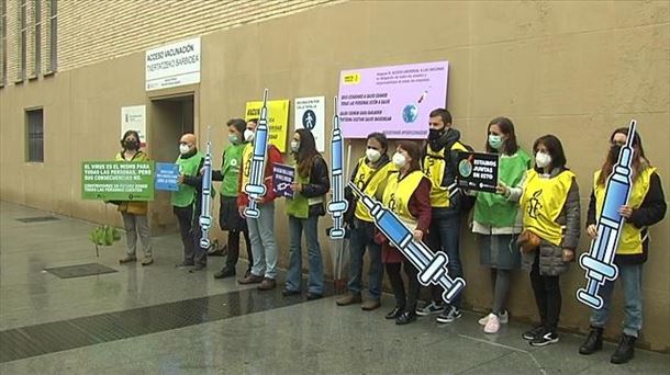 Miembros de AI e Intermon Oxfam frente al antiguo colegio de Maristas de Pamplona.