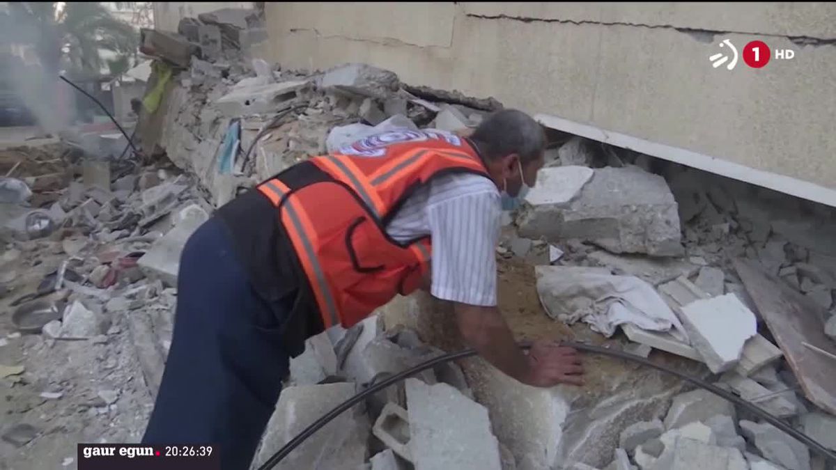 Gazako herritarrak, txikitutako eraikin batean