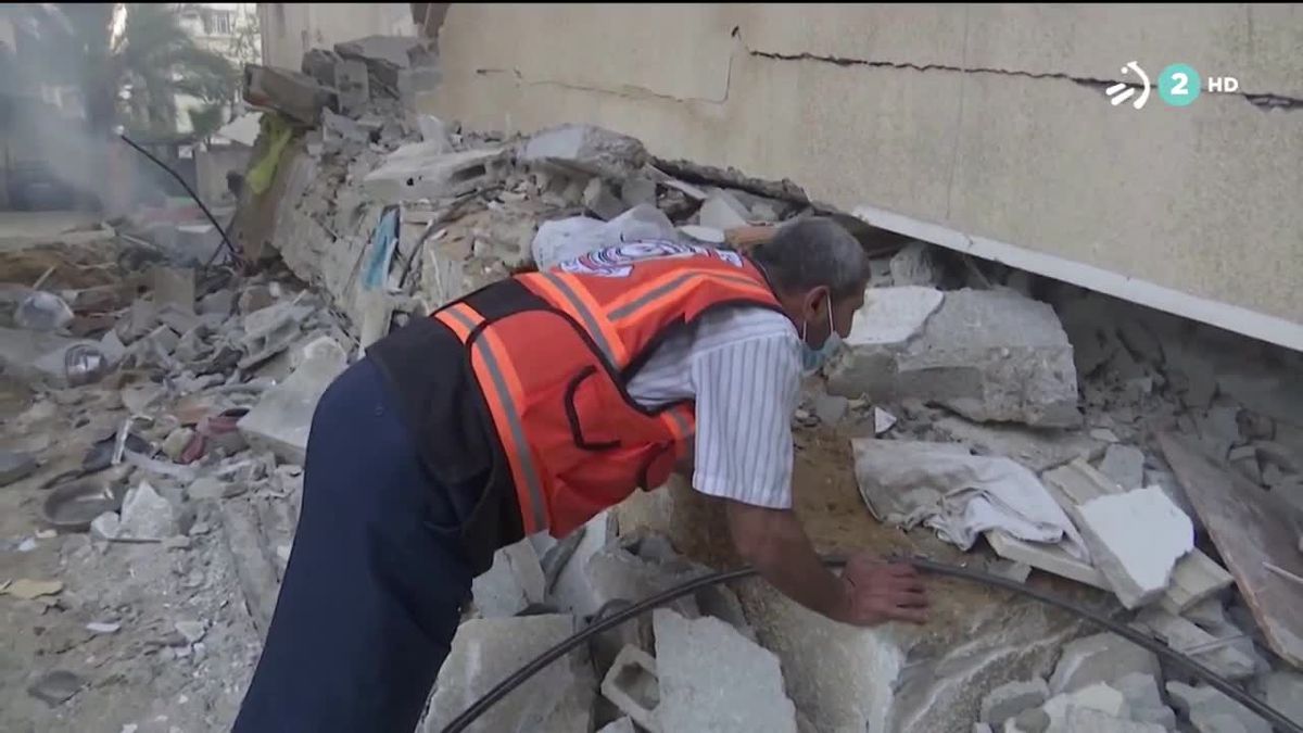 Gazatíes, en un edificio destruido