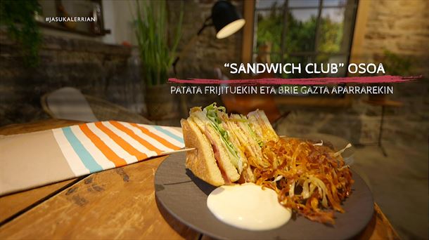 ''Sandwich club'' osoa patata frijituekin eta brie gazta aparrarekin