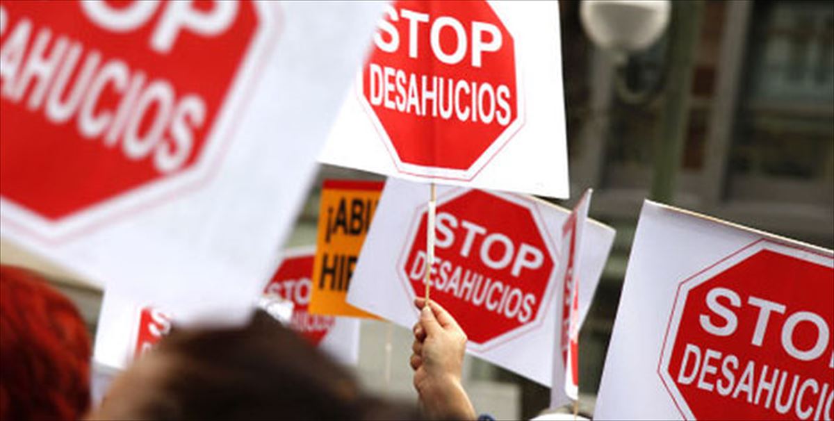 Carteles de Stop Desahucios. Foto: Gipuzkoa Gaur