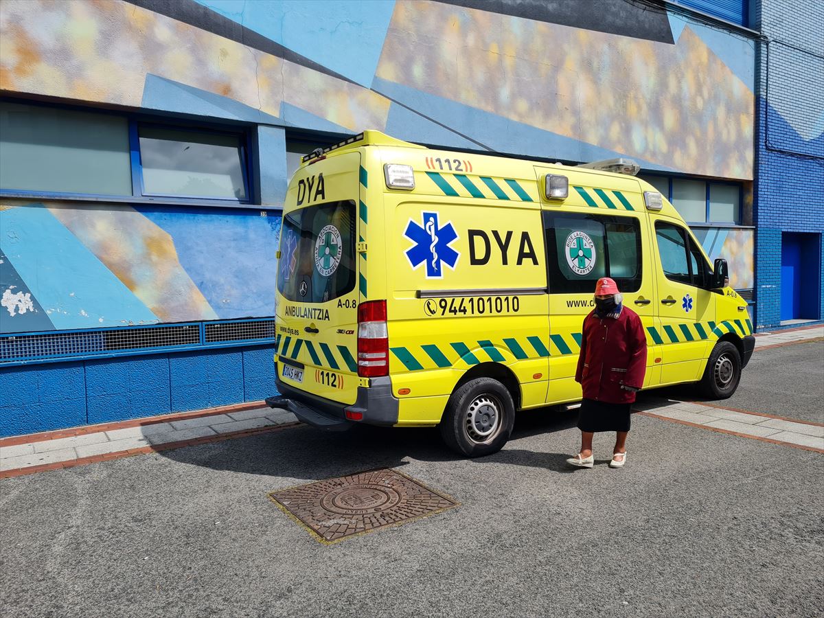Una mujer pasa por delante de una ambulancia en Bilbao