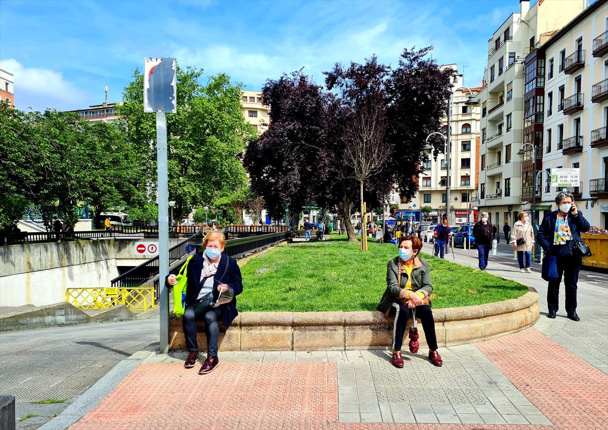 Varias personas en un parque de Bilbao