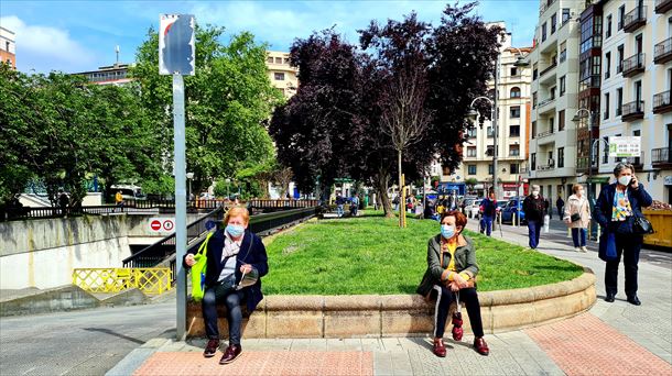 Una instantánea de gente en la calle