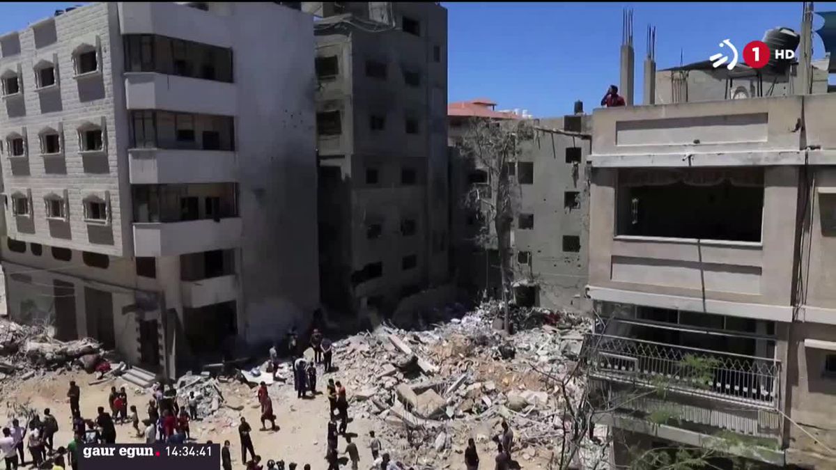 Gizon palestinar bat hildako alaba besoetan duela, Gazan