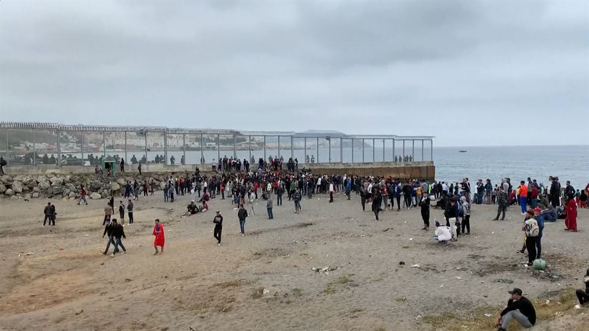 Jóvenes cruzan la frontera entre Marruecos y Ceuta 